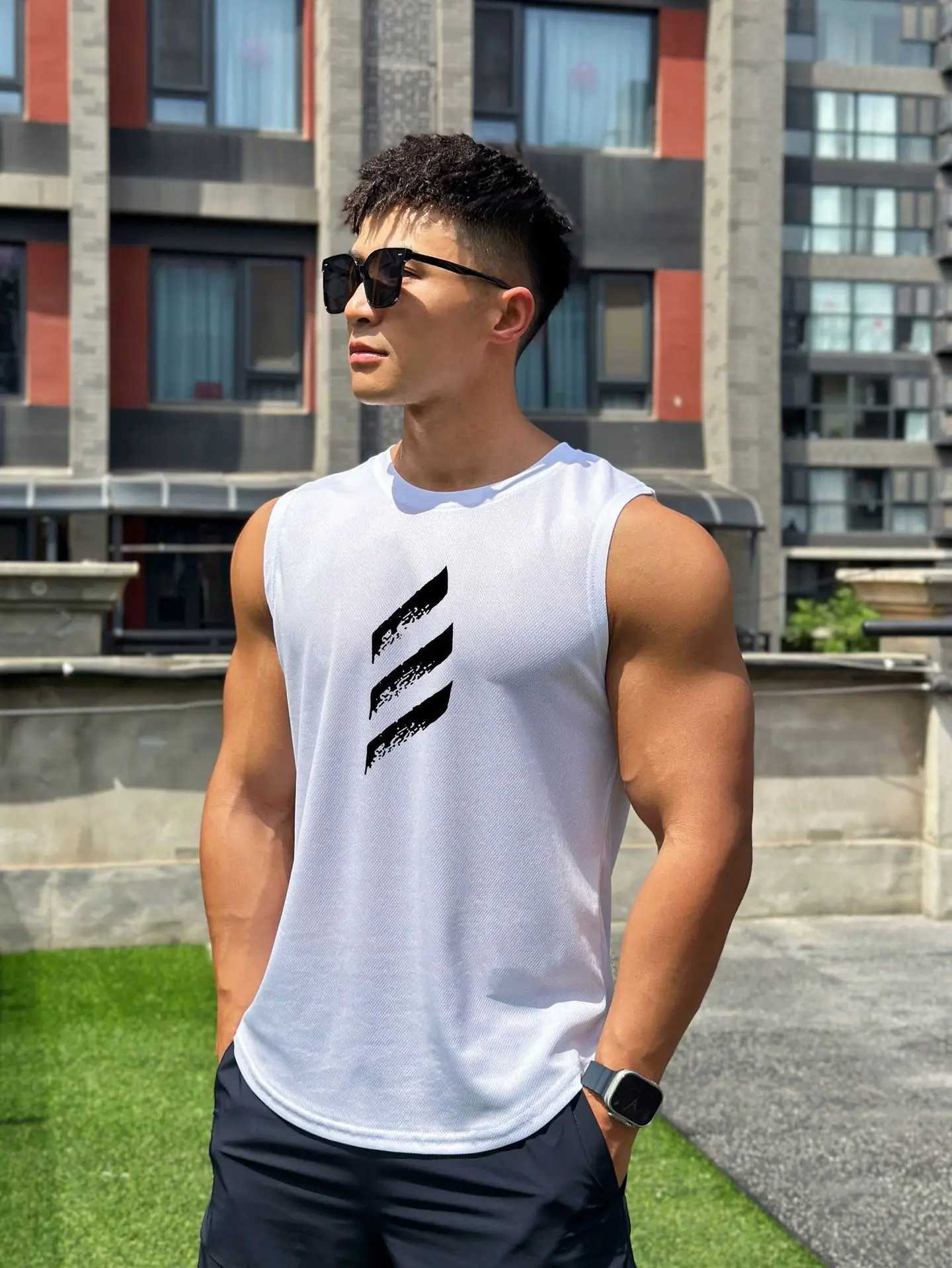 Fashion Simple Mens Tank Tops Casual O-neck Sleeveless Shirts Summer Quick Dry Breathable Gym Tees Outdoor Fitness Sports VestT250318