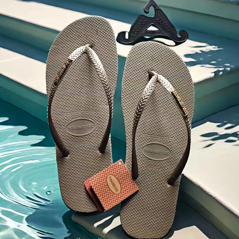 Designer Herringbone Is Suitable For Women Wearing Summer Jackets, Women's Flip Flops, And Havana Brazilian Beach Slippers