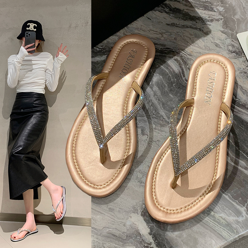 Women s Summer Flip Flops 2025 New Fashion Designer New Trend Plus Size Flat Bottom Clip Toe Beach Sandals Comfortable Slippers