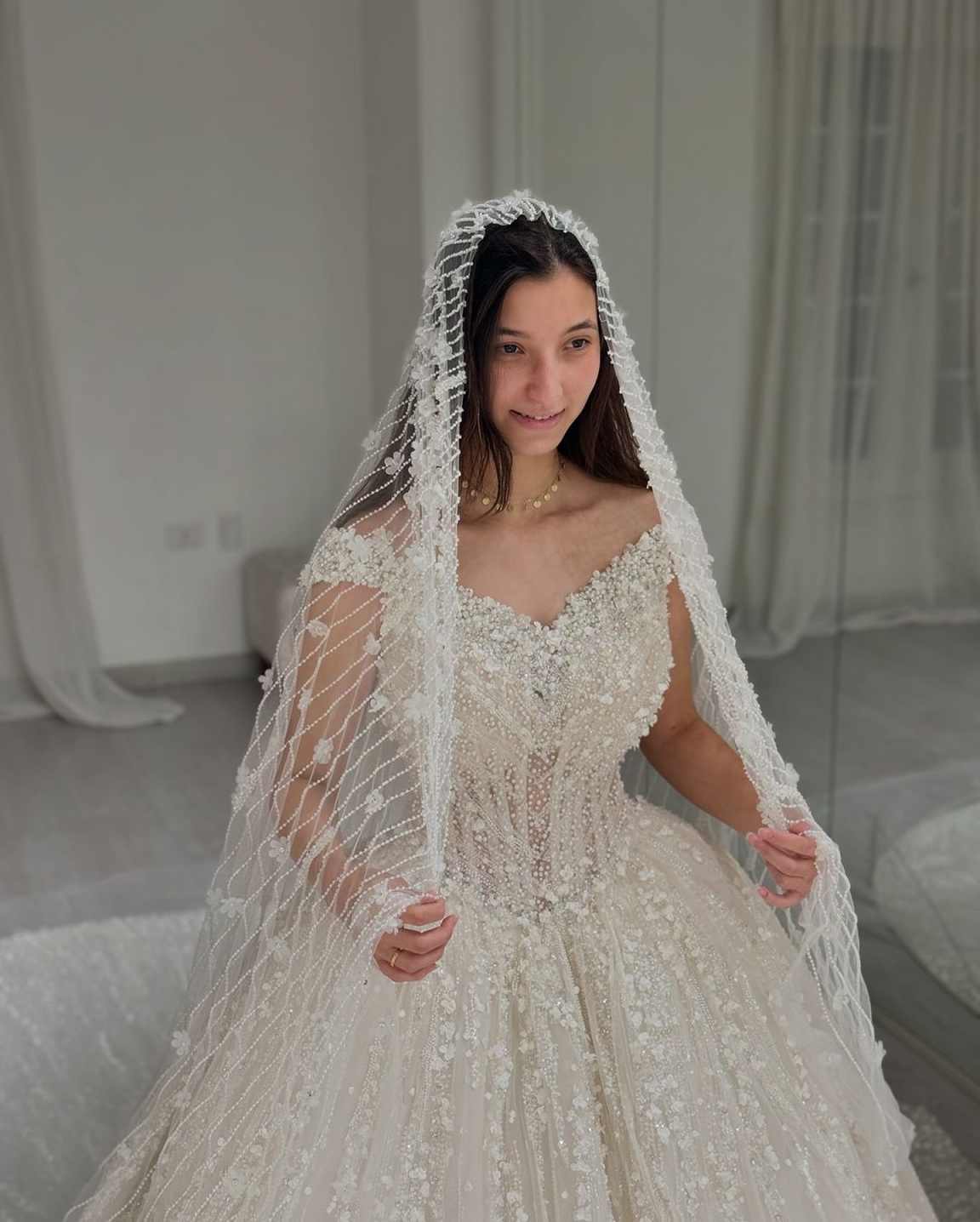Exquisite A e Women Wedding Off Shoulder Sleeveless Bridal Gowns Sequins Pearls Appliques Sweep Train Dress Custom Made