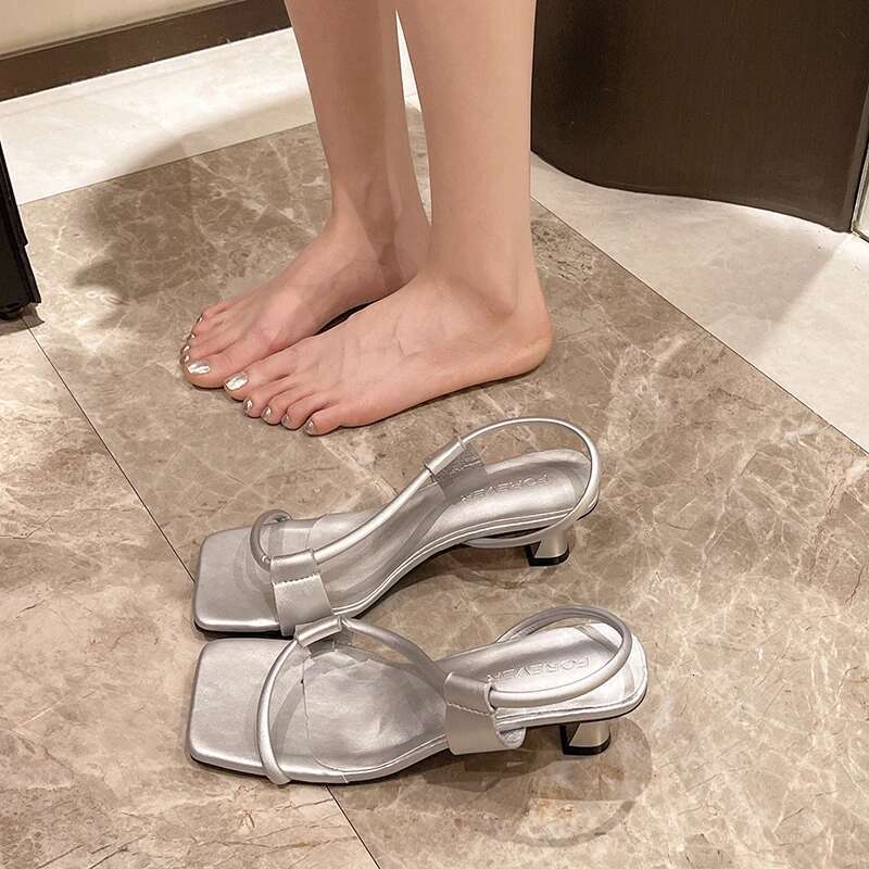 2025 Summer Slippers Fashion Designer Free Shipping New Comfortable High Heel Slippers Women S Roman Beach Sandals Sandals Women's Flip Flops