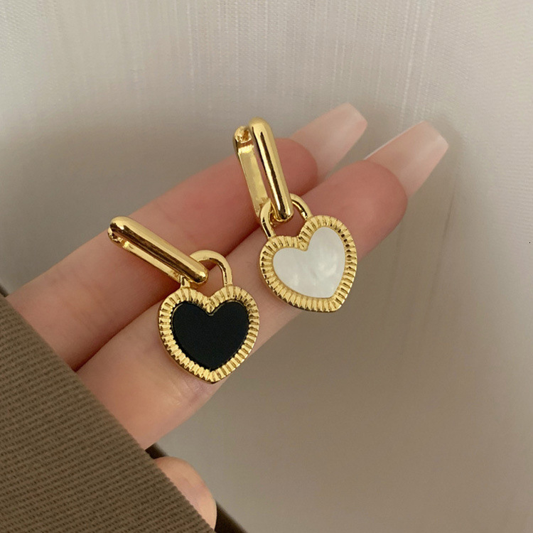 Black white double-sided heart-shaped lock French high-end fashion commuting earrings, exquisite and versatile wedding earrings