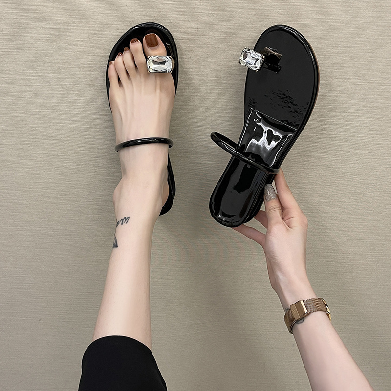Ladies Summer Sandals 2025 Classic Rhinestone Toe Flat Flip Flops Fashion Free Designer Sandals Shipping Designer Multifunctional Outdoor Casual Beach