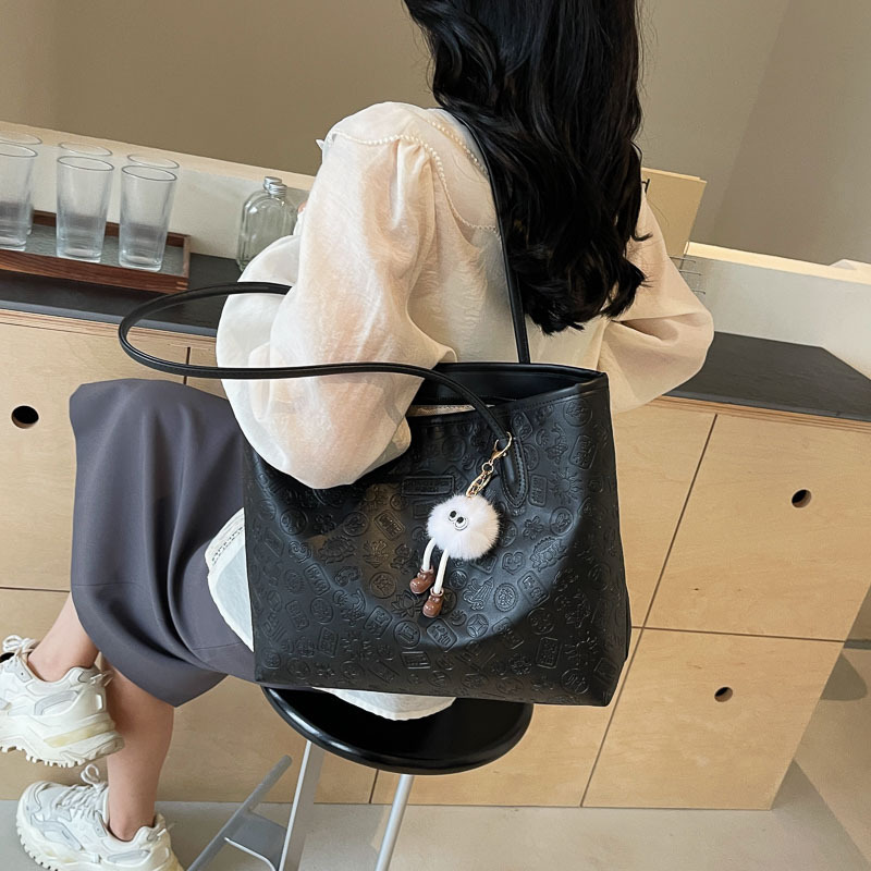 Outdoor Single Large Capacity Women s 2025 Spring And Summer Designer New Multifunctional Storage Bag Commuting Armpit Bag Handbag