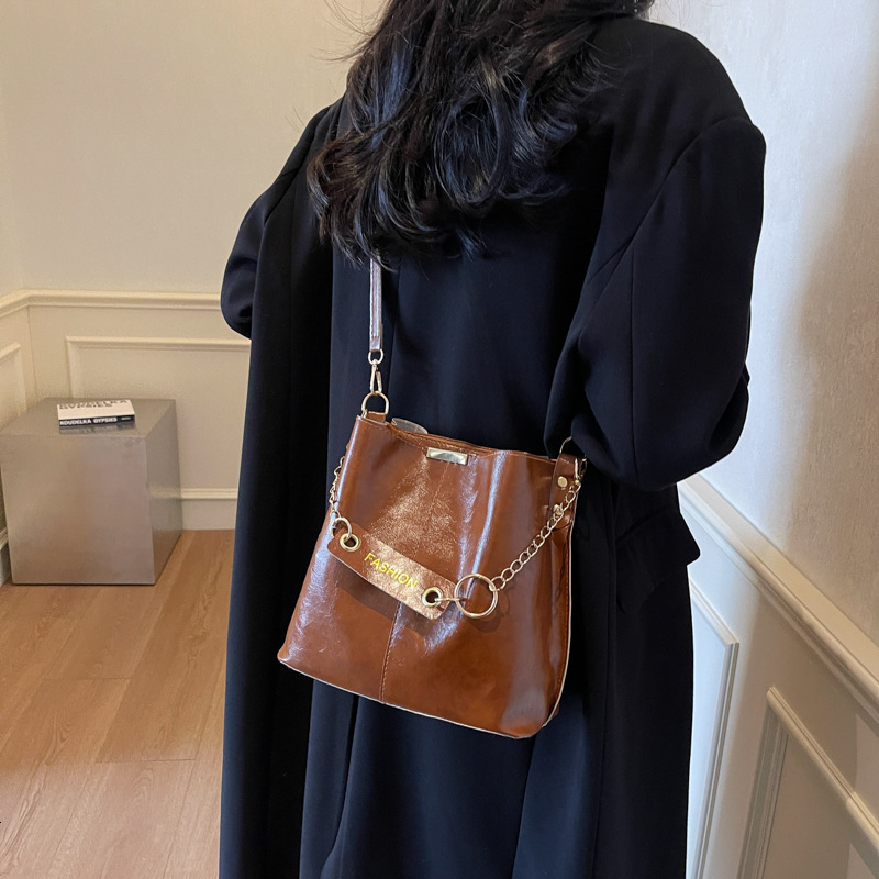 Large Capacity Women s Crossbody Bag Fashion Designer Trendy Chain Bucket Bag 2025 New Wide Shoulder Strap Texture Single Shoulder High quality Versat