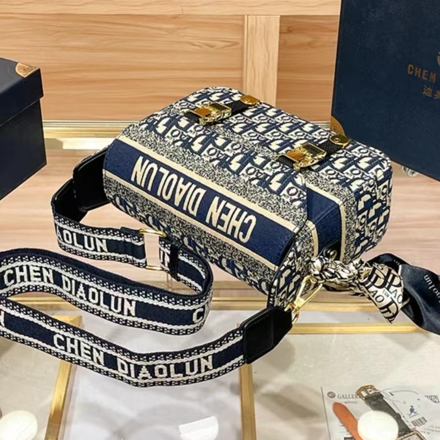 fashion New Envelope Embroidered Versatile And High End Women's Crossbody Cambridge Bag Adjustable Strap