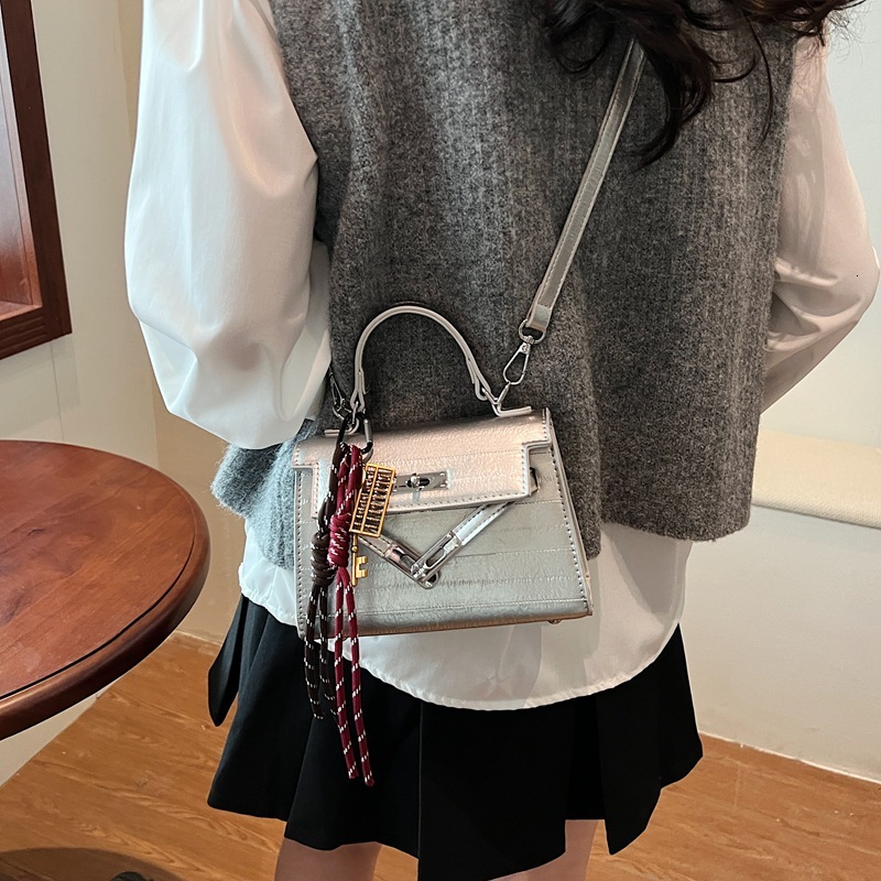 High End Fashion Retro Designer Women s Handbag Niche Trend In Spring And Summer Of 2025 Mini Western Style Shoulder Bag Multifunctional Crossbody Bag