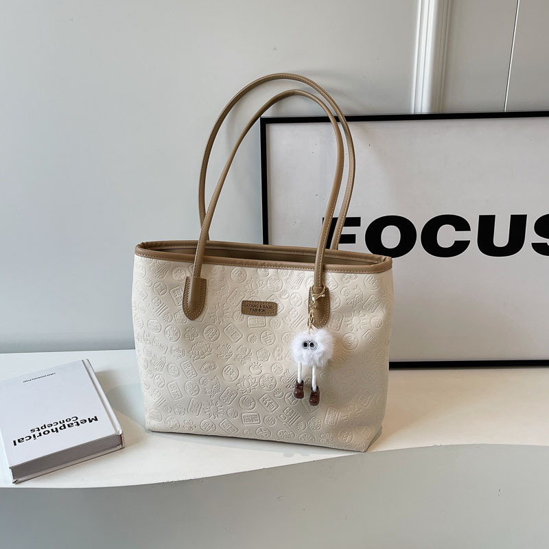 Outdoor Single Large Capacity Women s 2025 Spring And Summer Designer New Multifunctional Storage Bag Commuting Armpit Bag Handbag