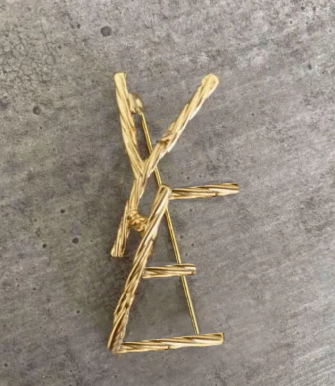 Gold-Plated Classic Letter Brooches Pin for Men & Women - Perfect Party Accessory Gift