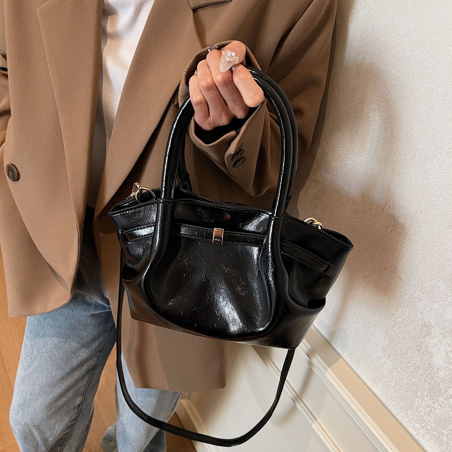 2025 New Niche Designer Women s Hand held Handbag Fashionable High quality PU Tote Bag Suede Leather Pleated Armpit Dumpling Bag Crossbody Bag