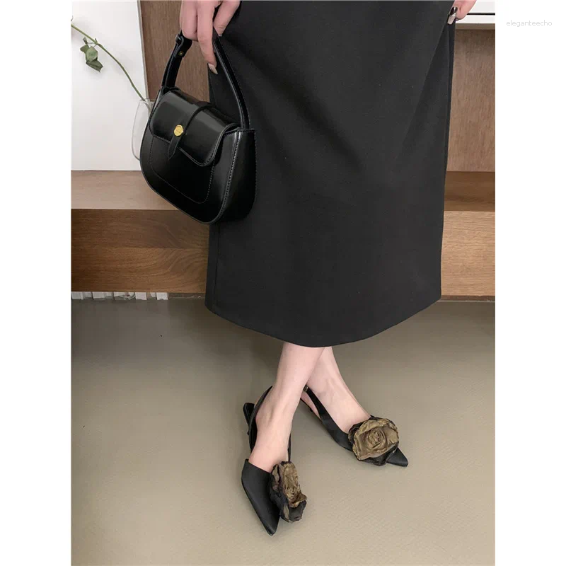2025 S Fashion Designer Sandals Shoes Female Sandal Shallow Mouth Women S Clear Heels Girls Retro Closed Beige Pointed Open Low Comfort
