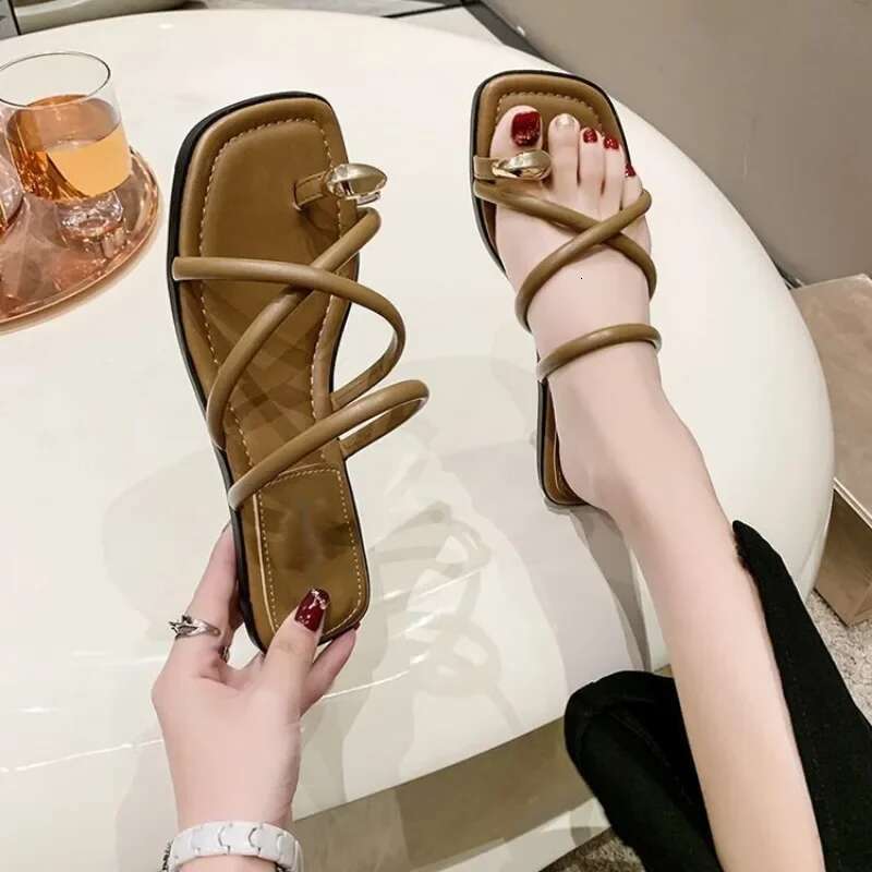 Designer Sandals 2025 Flat Shoes Roman Shoes Low Heeled Sandals Fashionable Designer S New Flip Flops Women S Gladiators Free Shipping Open Toed Beach
