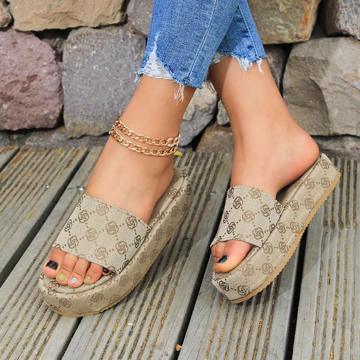 2025 New Summer Shoes Fashion Designer Flat Sandals Outdoor Casual Women s Beach Slippers Women s Flip Flops