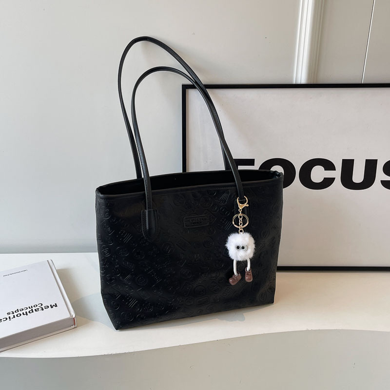 Outdoor Single Large Capacity Women s 2025 Spring And Summer Designer New Multifunctional Storage Bag Commuting Armpit Bag Handbag