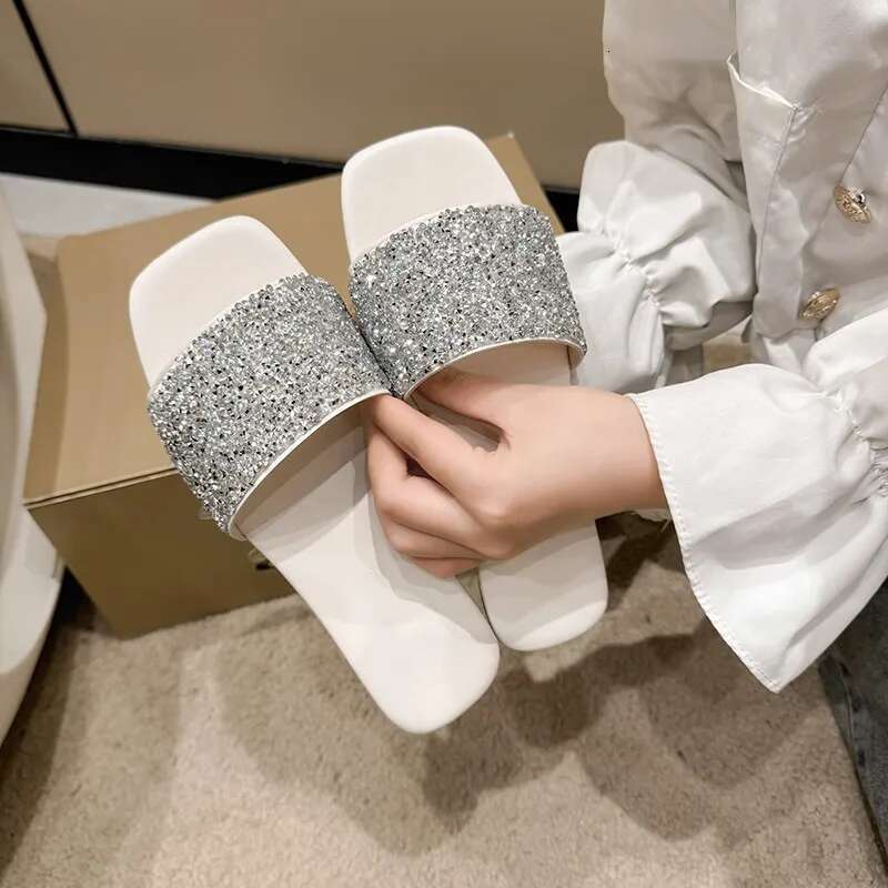 2025 Summer Women's Flat Sandals European And Free Shipping New Lightweight And Comfortable Designer Sandals Outdoor Vacation Slippers Flip Flops