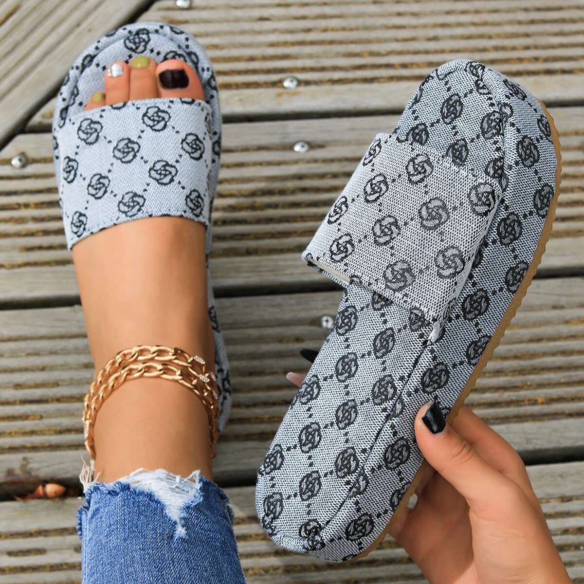 2025 New Summer Shoes Fashion Designer Flat Sandals Outdoor Casual Women s Beach Slippers Women s Flip Flops