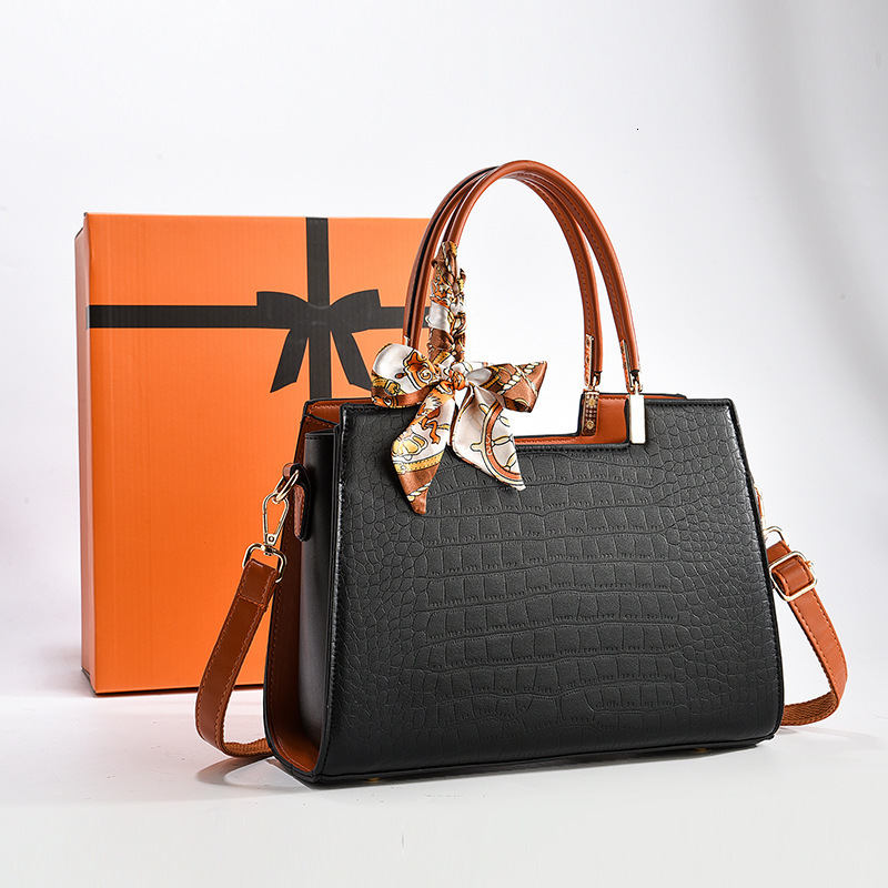 2025 Designer s New Women s Handbag Slant Body Large Capacity Storage Bag Fashion Square Bag Makeup Bag Trendy Tote Bag