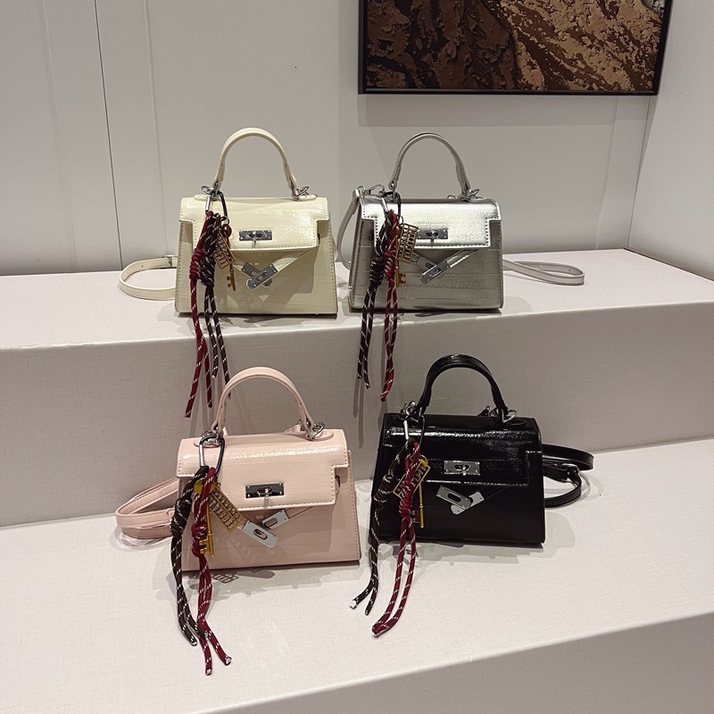 High End Fashion Retro Designer Women s Handbag Niche Trend In Spring And Summer Of 2025 Mini Western Style Shoulder Bag Multifunctional Crossbody Bag