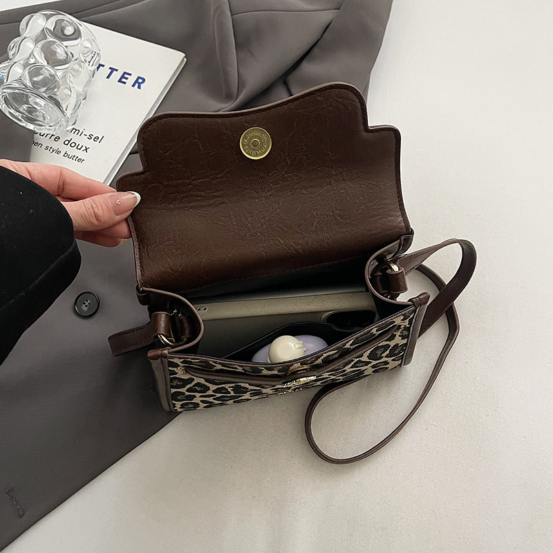 Small Niche Color Blocking Fashion Personality Designer New Women s 2025S Light Luxury Handheld Saddle Bag Single Shoulder Crossbody Bag Large Capacit
