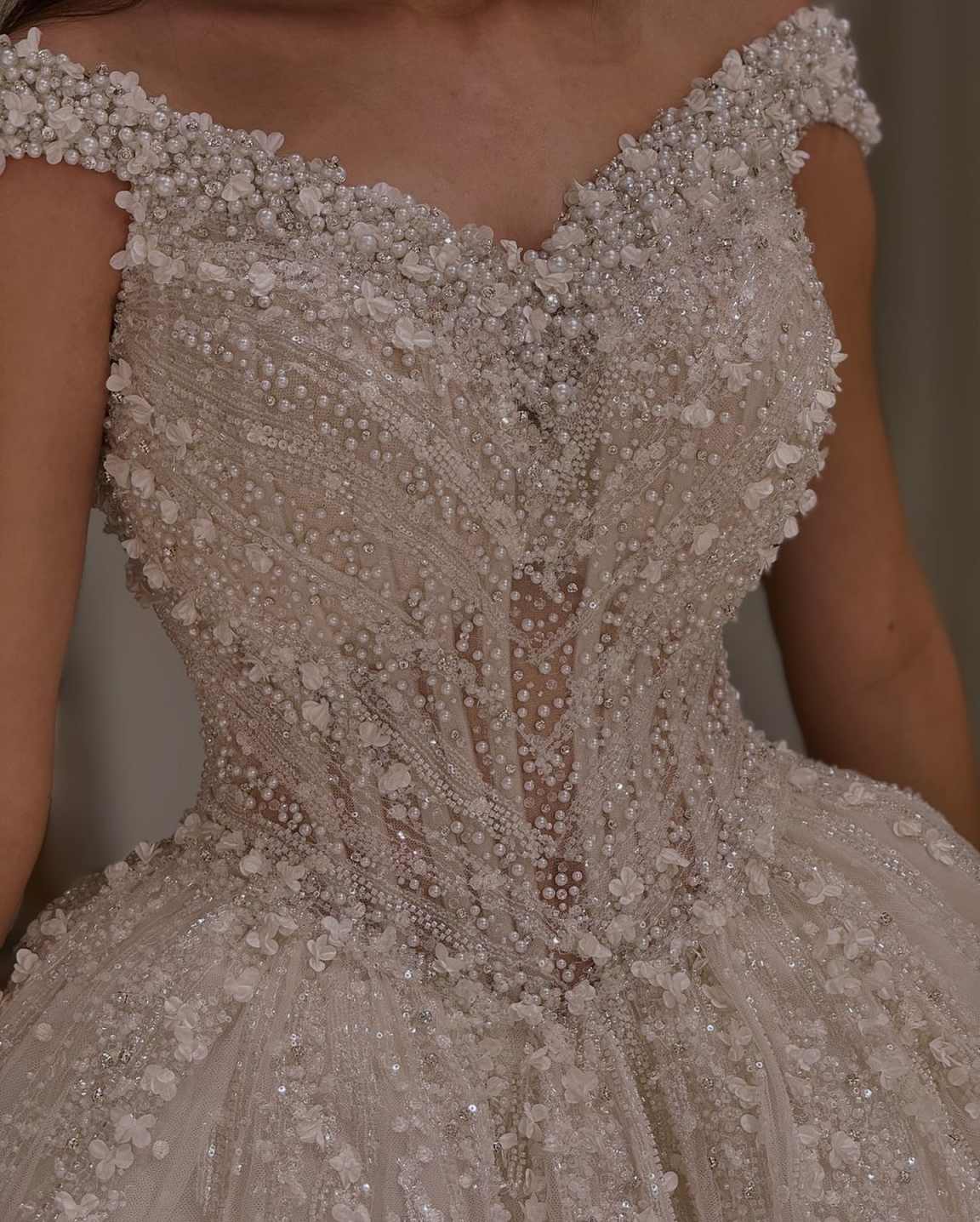 Exquisite A e Women Wedding Off Shoulder Sleeveless Bridal Gowns Sequins Pearls Appliques Sweep Train Dress Custom Made