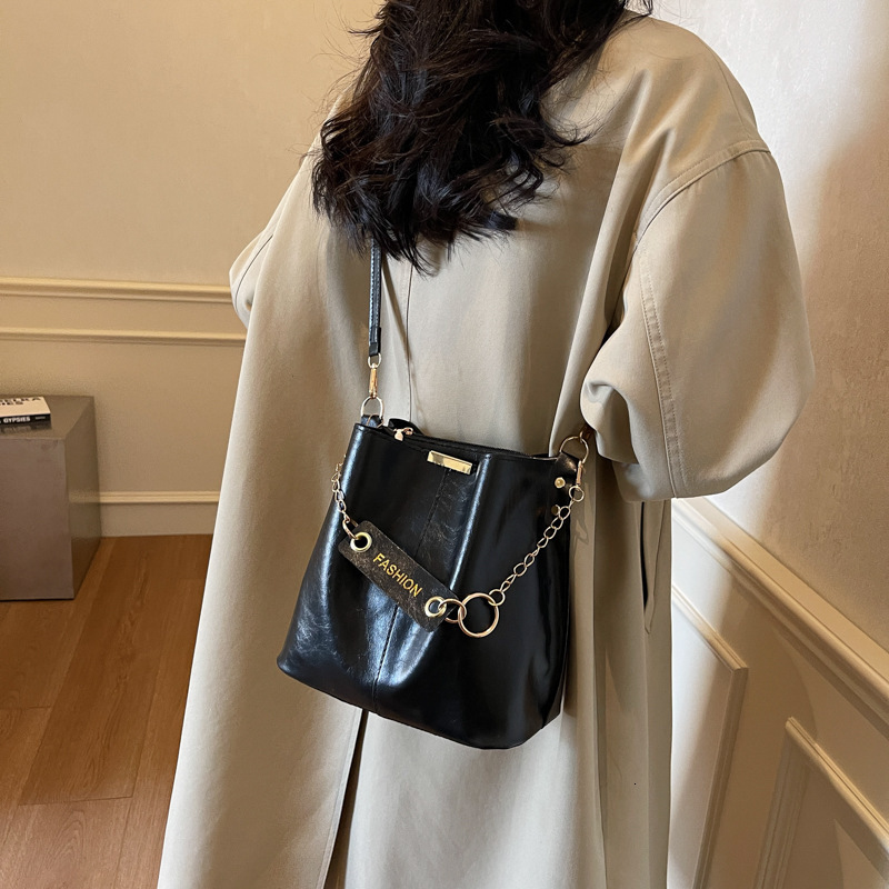 Large Capacity Women s Crossbody Bag Fashion Designer Trendy Chain Bucket Bag 2025 New Wide Shoulder Strap Texture Single Shoulder High quality Versat