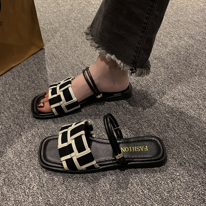 2025 Summer Popular Women s Sandals Fashion Designer New Trend Flat Bottom Non Slip Soft Bottom Outdoor Casual Slippers Beach Shoes