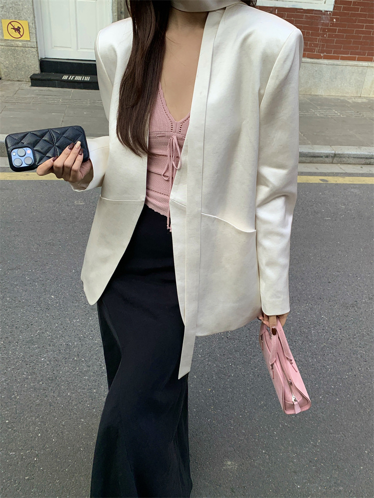 X37Chic Gray Blazer for Ladies Contemporary Elegance Fit for Both Seasonal Transitions of 2025