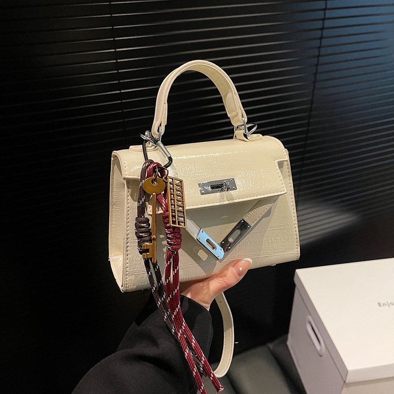 High End Fashion Retro Designer Women s Handbag Niche Trend In Spring And Summer Of 2025 Mini Western Style Shoulder Bag Multifunctional Crossbody Bag
