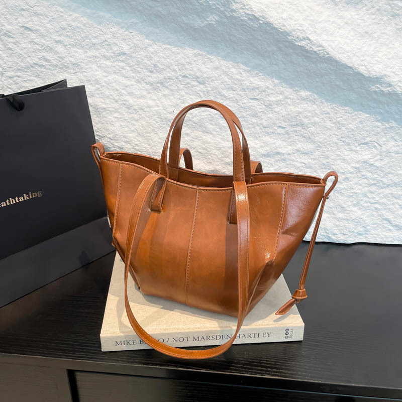 Large Capacity Handbag 2025 New High Texture Fashion Designer Women s High Quality Simple Leisure Wallet Handheld Bag Single Shoulder Crossbody Bag