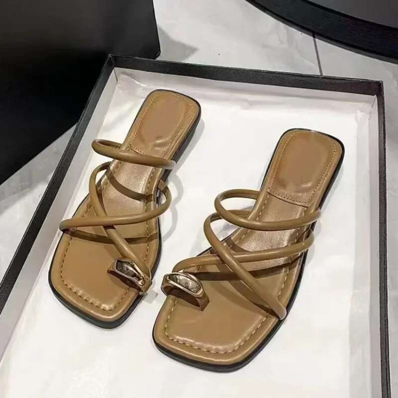 Designer Sandals 2025 Flat Shoes Roman Shoes Low Heeled Sandals Fashionable Designer S New Flip Flops Women S Gladiators Free Shipping Open Toed Beach