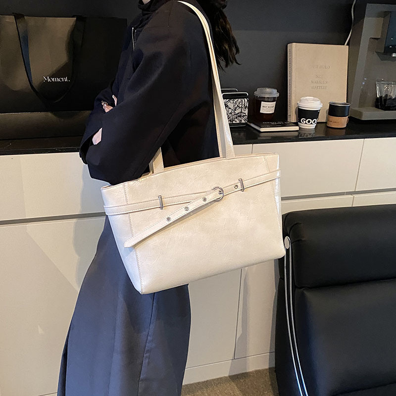 2025 New Fashionable Handbag High Quality Bright Surface Original Designer Women s Bag Large Capacity Travel Wallet Single Shoulder Handbag