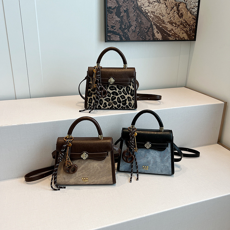 Small Niche Color Blocking Fashion Personality Designer New Women s 2025S Light Luxury Handheld Saddle Bag Single Shoulder Crossbody Bag Large Capacit