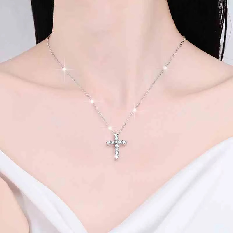 Fine Jewelry New Design Elegant High Quality VVs1 Full Diamond Moissanite S925 Sterling Silver Cross Necklace Pendant Jewelry