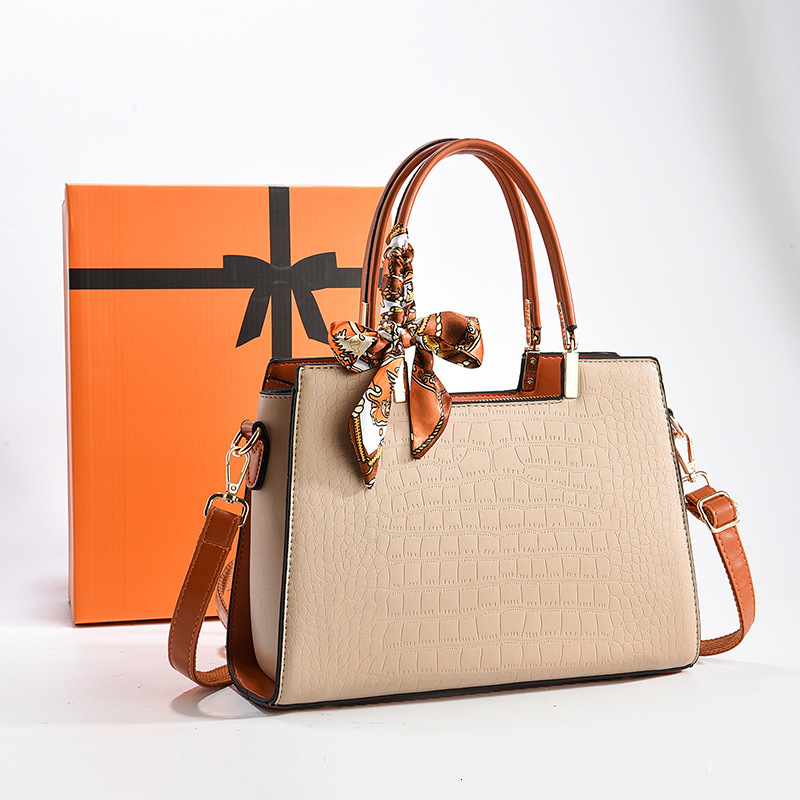 2025 Designer s New Women s Handbag Slant Body Large Capacity Storage Bag Fashion Square Bag Makeup Bag Trendy Tote Bag