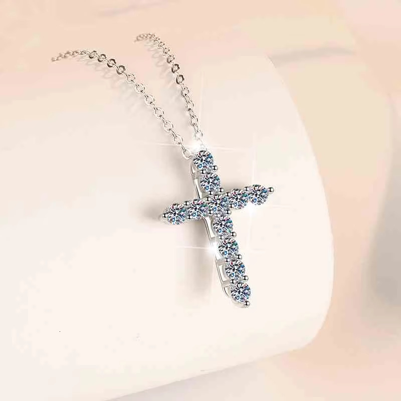 Fine Jewelry New Design Elegant High Quality VVs1 Full Diamond Moissanite S925 Sterling Silver Cross Necklace Pendant Jewelry