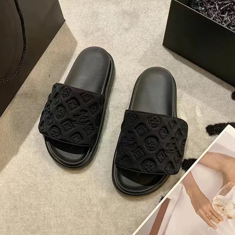 2025 New Thick Bottom Slippers for Women Wearing Velcro Sponge Cake Summer Outing Embossed Bread Shoes Designer Fashion Single Line Beach Sandals2