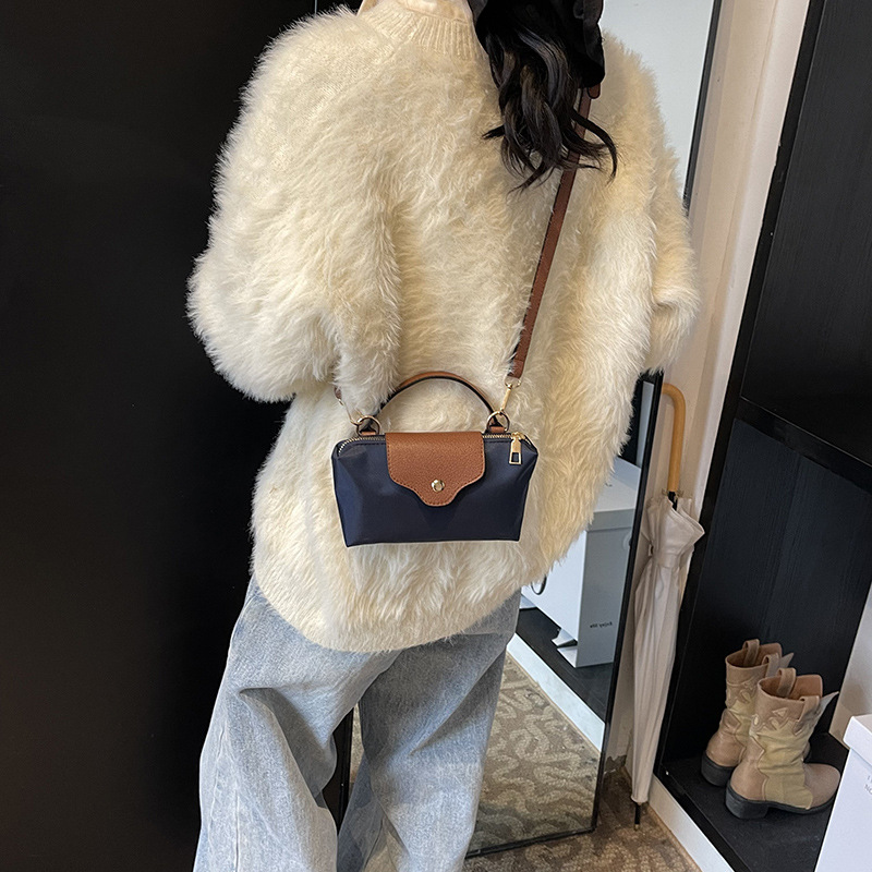 Lightweight simple Oxford cloth shoulder women 2024 new texture niche hot design patchwork crossbody bag