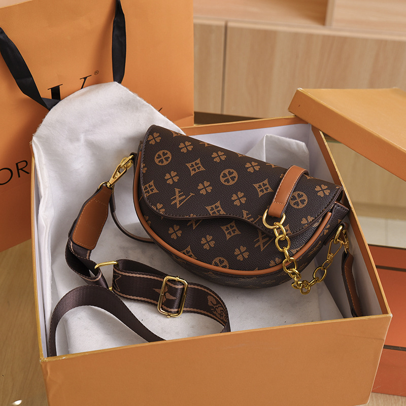 Women Light senior texture saddle women's hot new fashion all match semi-round casual niche female bag 2023