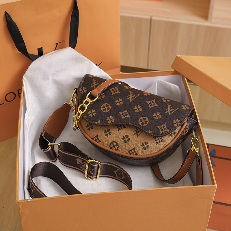 Women Light senior texture saddle women's hot new fashion all match semi-round casual niche female bag 2023