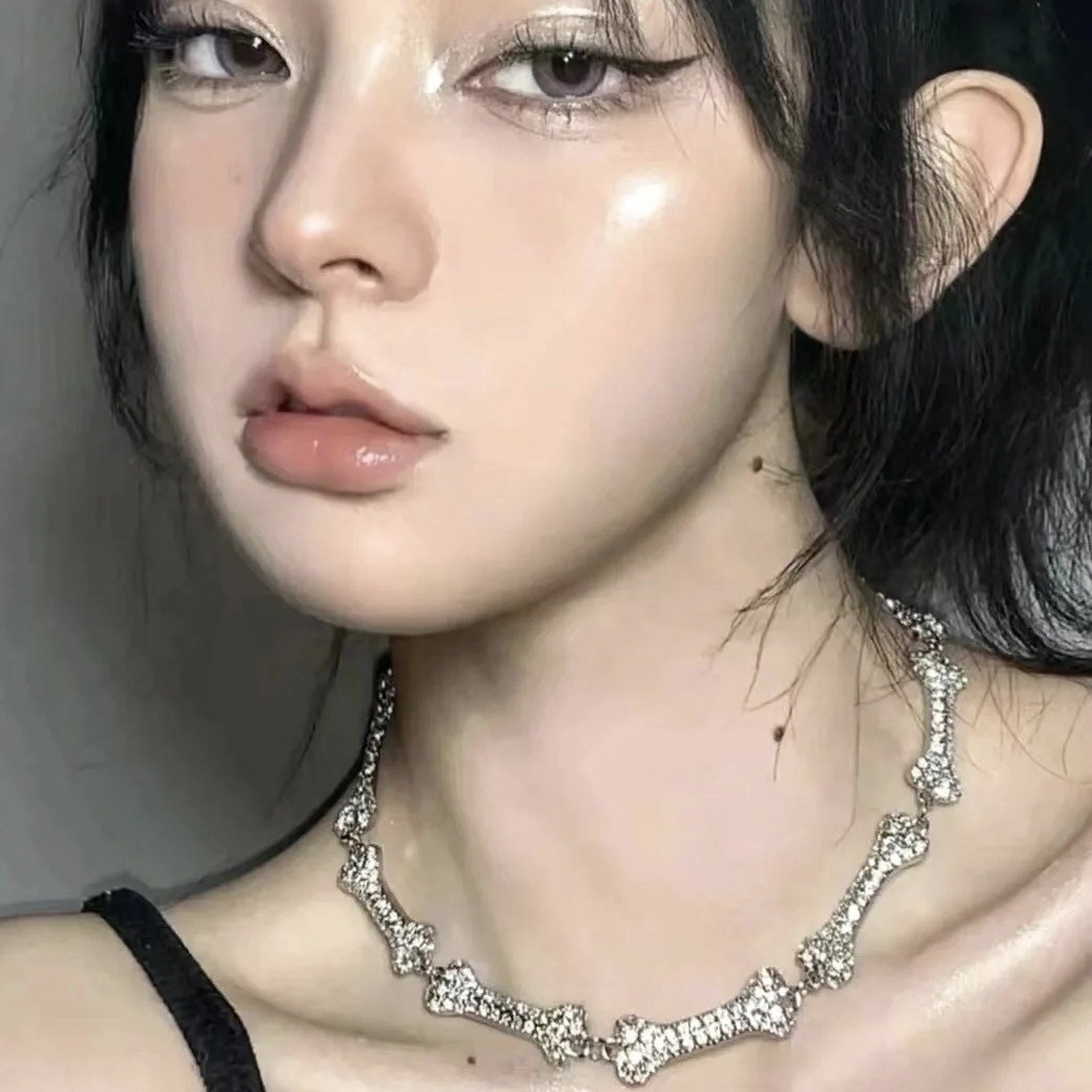 Vivienmes Viviannes Vivienenne Vivvienne High version Dowager sparkling bone Saturn necklace for women fashionable diamond inlaid bone neckl westwoods