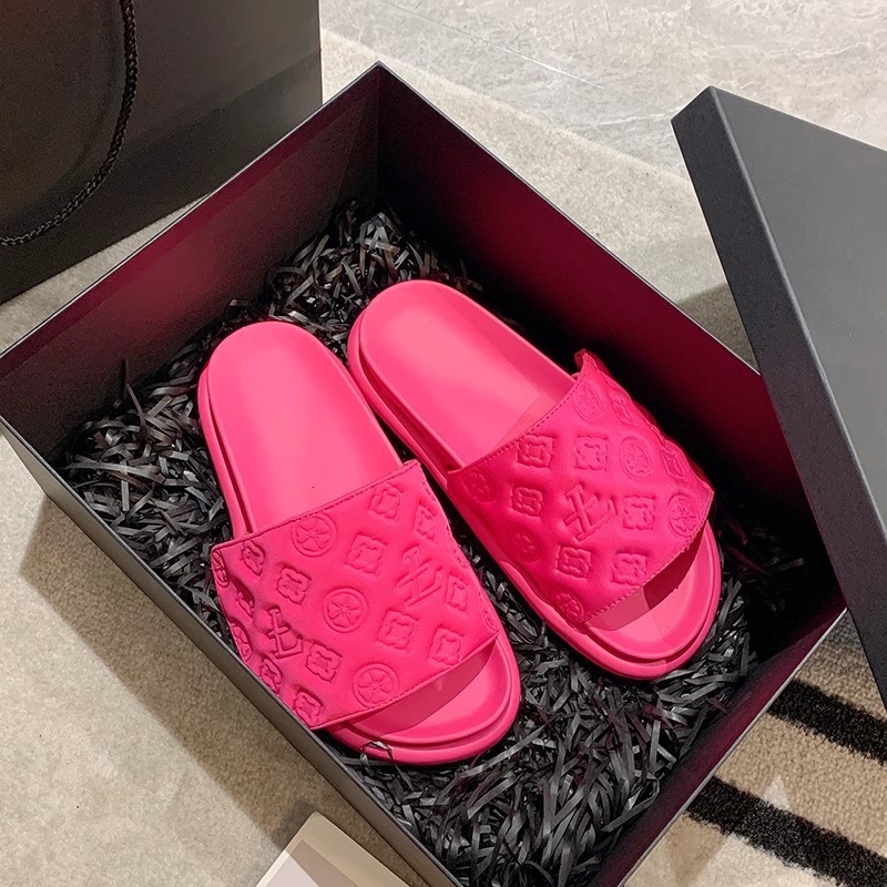 2025 New Thick Bottom Slippers for Women Wearing Velcro Sponge Cake Summer Outing Embossed Bread Shoes Designer Fashion Single Line Beach Sandals2