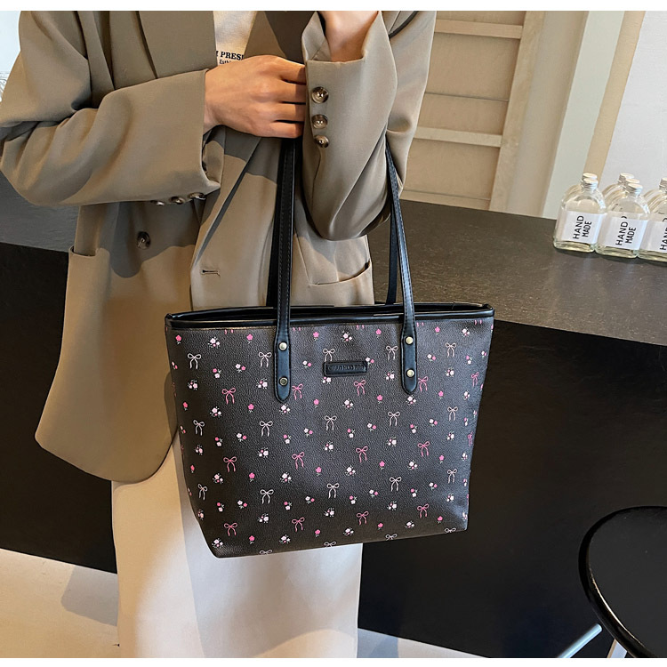 Little fresh women lightweight Tote new fashion high appearance NEW hot level all-match commuter shoulder bag 2024s