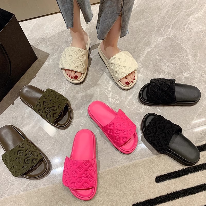 2025 New Thick Bottom Slippers for Women Wearing Velcro Sponge Cake Summer Outing Embossed Bread Shoes Designer Fashion Single Line Beach Sandals2