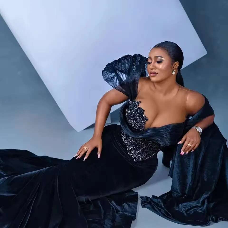Elegant Black Veet Mermaid Evening African Women 3D Pleated Off The Shoulder Prom Dress Aso Ebi Formal Party Dresses 6660310