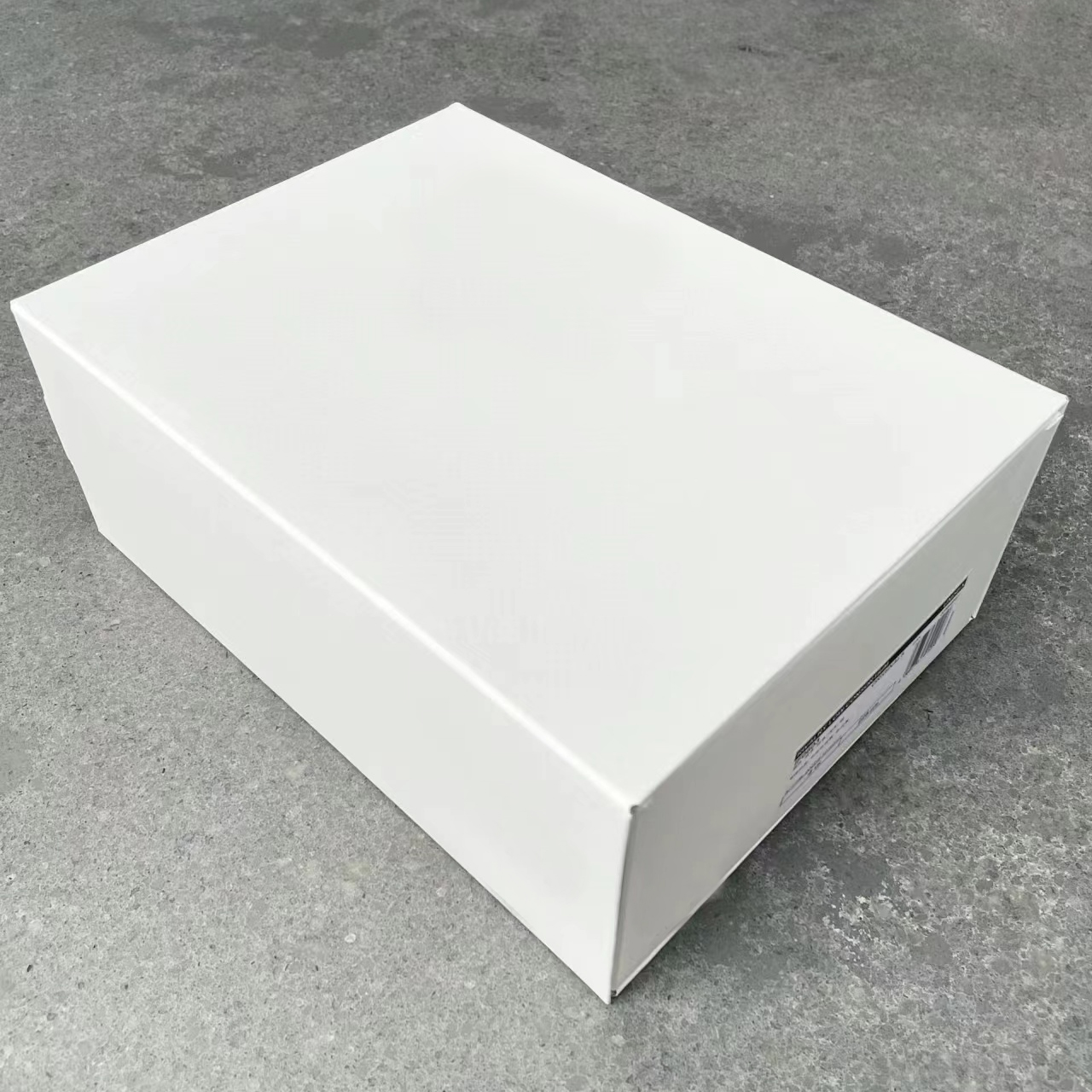 shoe box The box may be damaged during transportation. We do not guarantee that the box will arrive intact.