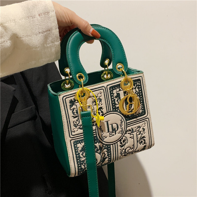 New women's versatile 2024 new autumn and winter fashion embroidery handbag, crossbody Daifei bag, trendy bag for women