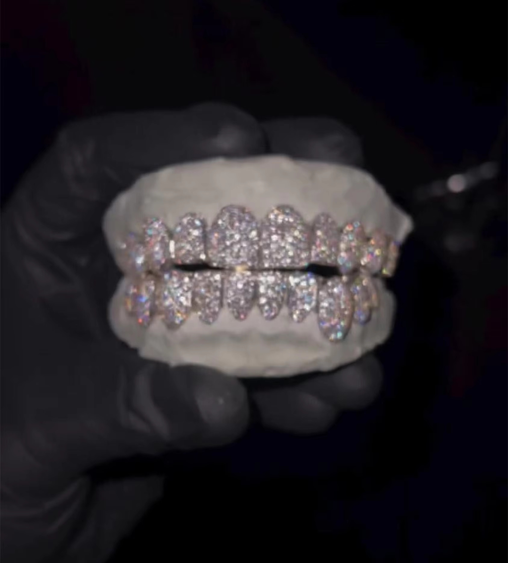 Custom Made Shining 10 Top and 10 Bottom Iced Out Grillz Hip Hop Bling Moissanite Diamond Teeth Grillz for Men and Women