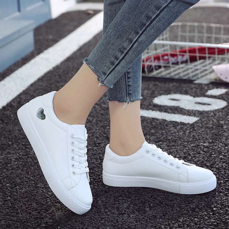 2025 Designer Summer Men S Shoes New Fashionable High Quality PU Breathable Cute Heart Shaped Flat Free Shipping Couple Casual Outdoor Sports White