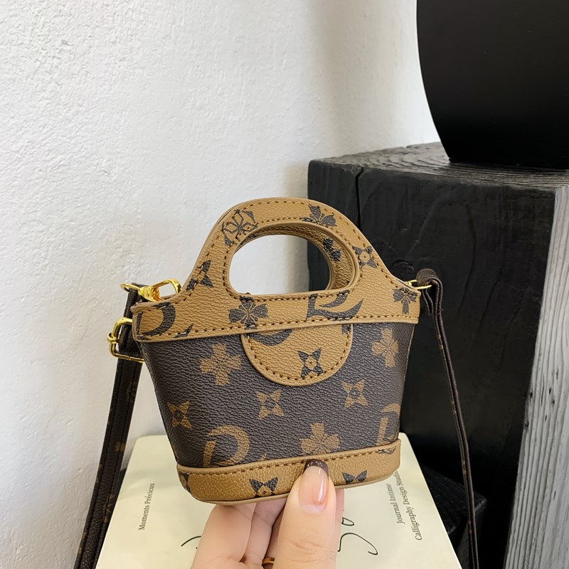 New NEW hot children's Korean version of fashion printed shoulder handbag niche design senior sense change crossbody bag wholesale 2025