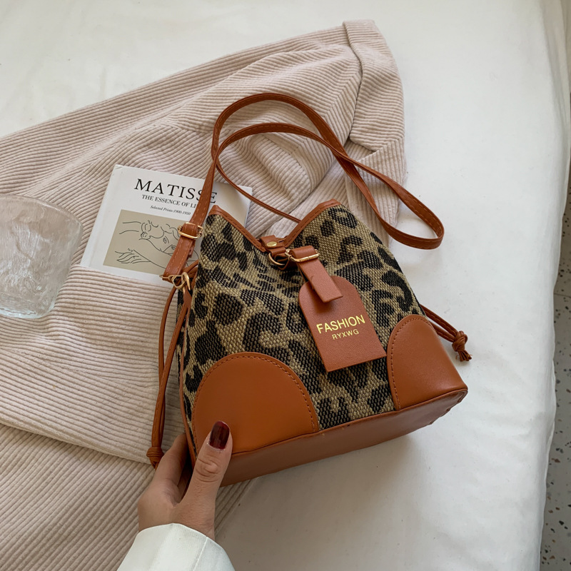 Popular small female ins simple new fashion leopard print crossbody NEW autumn and winter texture bucket bag 2025